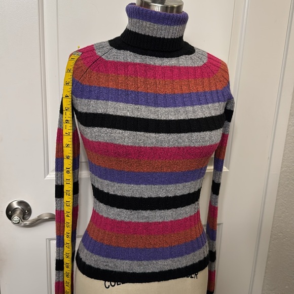 Turtle neck top multi color striped design size medium - Picture 6 of 7